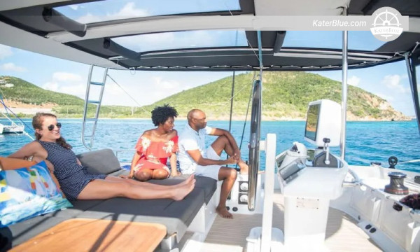Croisière dans la baie de Chatham. Croisière haut de gamme en catamaran à Bequia, Saint-Vincent-et-les-Grenadines.