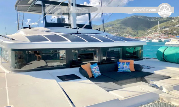 Croisière dans la baie de Chatham. Croisière haut de gamme en catamaran à Bequia, Saint-Vincent-et-les-Grenadines.