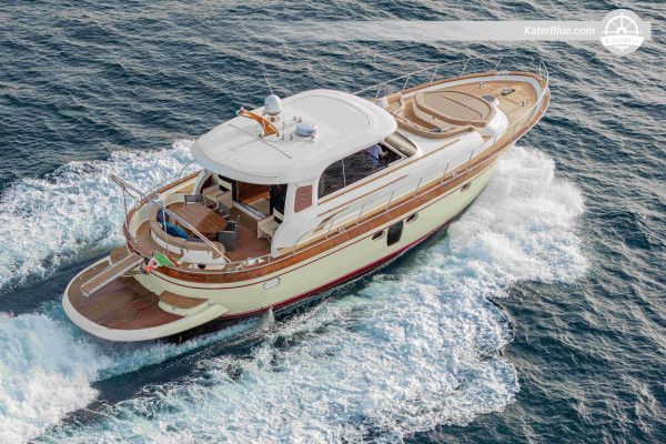 Wöchentlicher Segelcharter mit Skipper ab Marina di Stabia – Amalfiküste & Capri-Route