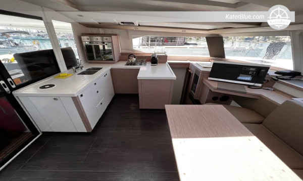 Noleggio settimanale con skipper per le isole dell'Adriatico meridionale con partenza da Marina Polesana a bordo del catamarano Astréa 42.