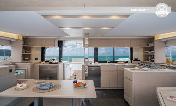Viikoittainen bareboat-purjehduskirja laguunilla 46 – Dalmatian Wonders Route Šoltan, Biševon, Hvarin, Splitin ja Makarskan kanssa Marina Baotićista Kroatiasta