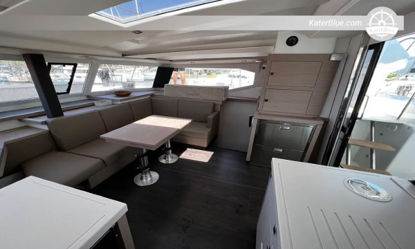 Noleggio settimanale con skipper nel Golfo del Quarnero e nelle isole circostanti, con partenza da Marina Polesana a bordo del catamarano Astréa 42.
