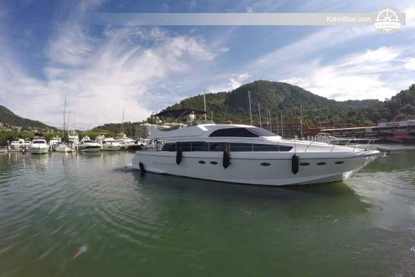Yate a motor Techenema 65: alquiler de 8 horas en Paraty a Praia do Pontal, Ilha do Algodão, Ilha dos Coqueiros y Praia da Lula