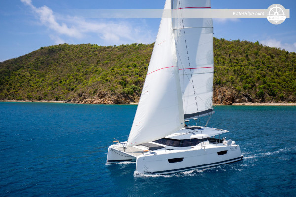 Noleggio settimanale con skipper per escursioni lungo la costa e le isole istriane, con partenza da Marina Polesana a bordo del catamarano Astréa 42.
