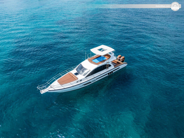 Noleggio giornaliero privato | Motoscafo di lusso di 13 metri con flybridge per Nusa Penida, Bali