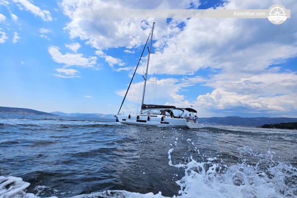 Charter 7 nocí bez posádky: Vis, Korčula, Lastovo & Paklinské ostrovy z Marina Frapa