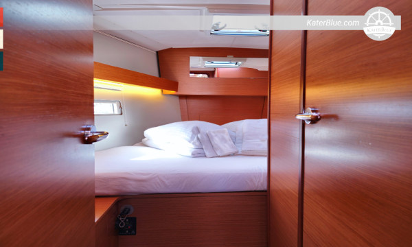 7-Night Bareboat Charter: Vis, Komiža, Blue Cave, Hvar &amp; Brač från Marina Frapa