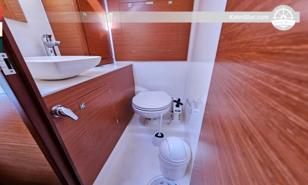 7-Night Bareboat Charter: Vis, Komiža, Blue Cave, Hvar &amp; Brač från Marina Frapa