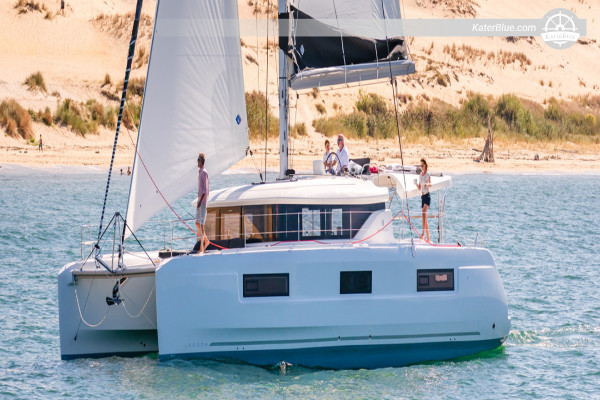 Sardinia Navigation – Noleggio settimanale attivo con escursioni e sport acquatici a bordo del Lagoon 46