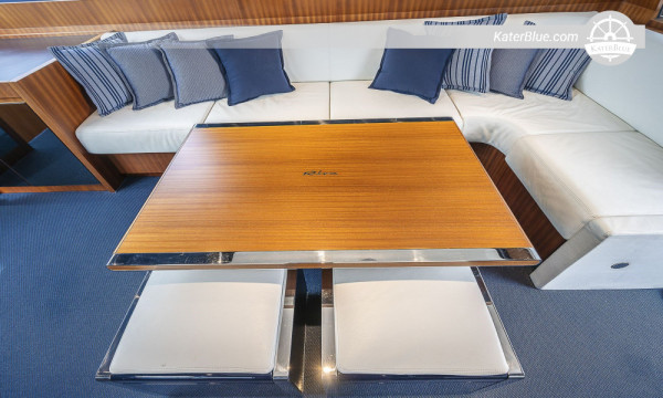 スペインでの 2019 Riva 66 Ribelle モーター ヨットのセール
