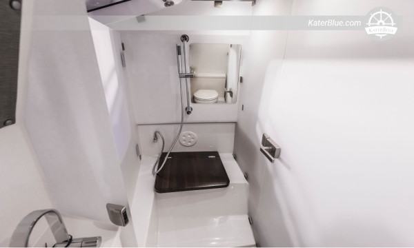 Sprzedaż jachtu motorowego Axopar 37 XC Cross Cabin z 2024 roku w Czarnogórze