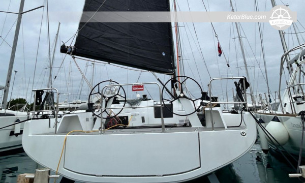 Яхта Beneteau First 44 Performance Yacht 2024 года — карбоновая мачта, паруса North Sails, 3 каюты, Garmin Tech, базируется в Сплите, Хорватия