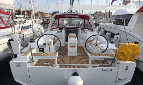 2017 Beneteau Oceanis 38.1 – 3 kabine, dvostruka kormila, pomoćni čamac, spreman za najam, baza u Hrvatskoj