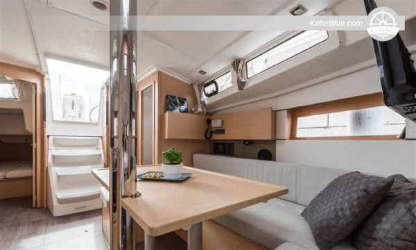2019 Beneteau Oceanis 38.1 – 3 kabine, 2 kupaonice, B&G navigacija, baza u Splitu, Hrvatska