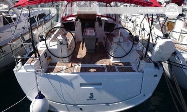 2016 Beneteau Oceanis 41.1 – 3 kabine, pramčani propeler, solarni sustavi, klima uređaj, nedavne nadogradnje
