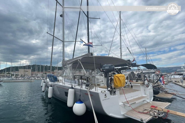 2023 Beneteau Oceanis 51.1 – 4 kabine + posada, klima uređaj, generator, pramčani propeler, baza u Splitu, Hrvatska