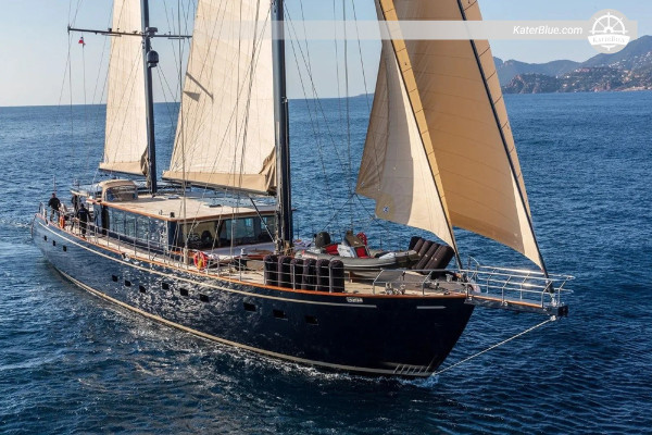Voilier à moteur en acier de 34 m, construit par Oguz Marine en 2021, 5 cabines, prêt pour la croisière au long cours.