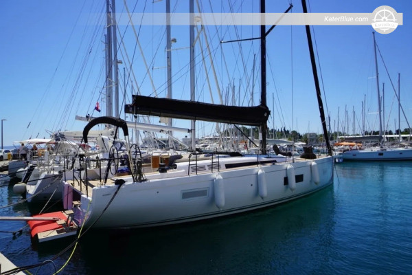 2020 Beneteau First 53 – 3 kabine, pramčani propeler, tikovina na palubi, baza u ACI marini Split