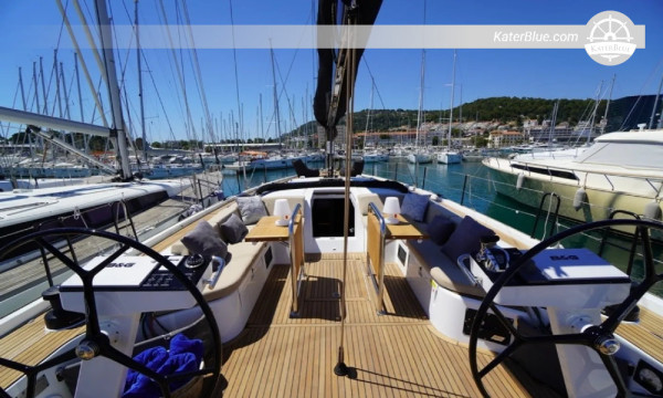 2020 Beneteau First 53 – 3 kabine, pramčani propeler, tikovina na palubi, baza u ACI marini Split