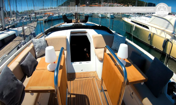 2020 Beneteau First 53 – 3 kabine, pramčani propeler, tikovina na palubi, baza u ACI marini Split