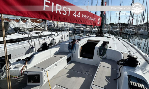 Яхта Beneteau First 44 Performance Yacht 2024 года — карбоновая мачта, паруса North Sails, 3 каюты, Garmin Tech, базируется в Сплите, Хорватия