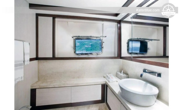 Yacht à moteur en acier de 37 m, construction/rénovation 2008, 4 cabines – prêt à la location, TVA acquittée, toutes commodités