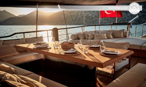 Yacht à moteur de 27 mètres en bois lamellé-collé (2003) à vendre – 5 cabines, rénové en 2023, prêt pour la location, basé en Turquie
