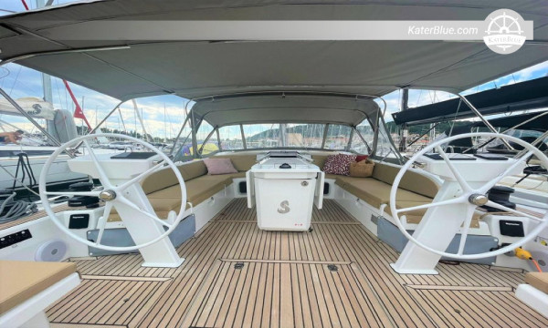 2023 Beneteau Oceanis 51.1 – 4 kabine + posada, klima uređaj, generator, pramčani propeler, baza u Splitu, Hrvatska