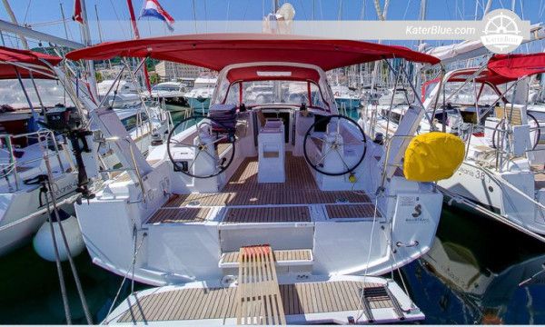 2019 Beneteau Oceanis 38.1 – 3 kabine, 2 kupaonice, B&G navigacija, baza u Splitu, Hrvatska