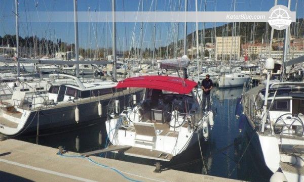 2016 Beneteau Oceanis 41.1 – 3 kabine, pramčani propeler, solarni sustavi, klima uređaj, nedavne nadogradnje