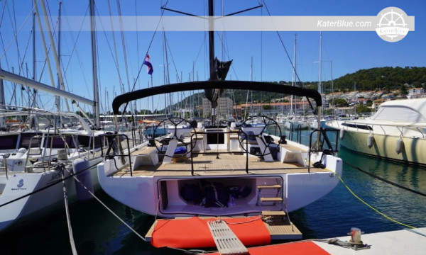 2020 Beneteau First 53 – 3 kabine, pramčani propeler, tikovina na palubi, baza u ACI marini Split