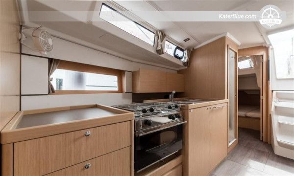 2019 Beneteau Oceanis 38.1 – 3 kabine, 2 kupaonice, B&G navigacija, baza u Splitu, Hrvatska