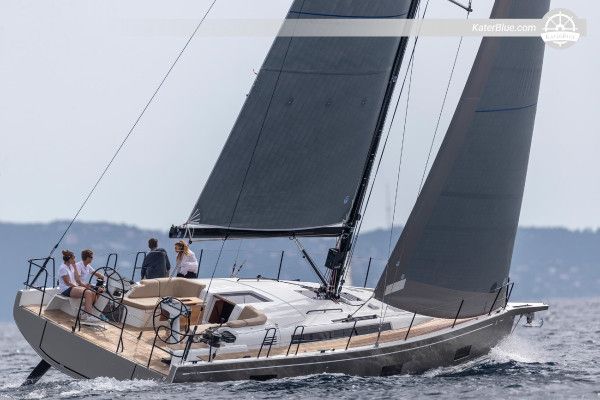 Яхта Beneteau First 44 Performance Yacht 2024 года — карбоновая мачта, паруса North Sails, 3 каюты, Garmin Tech, базируется в Сплите, Хорватия