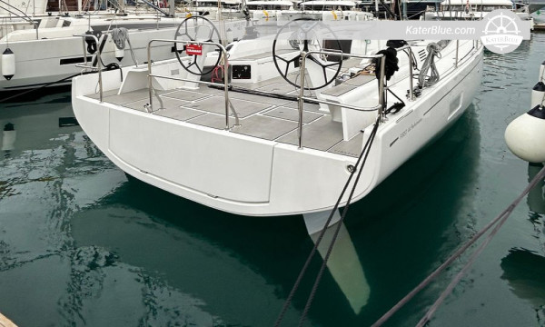 Яхта Beneteau First 44 Performance Yacht 2024 года — карбоновая мачта, паруса North Sails, 3 каюты, Garmin Tech, базируется в Сплите, Хорватия