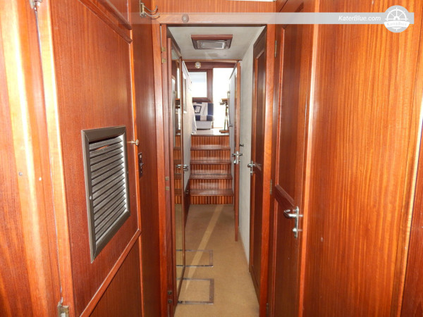 Hatteras Convertible 50 Motor Yacht à vendre – Construction 1981, rénovation 2018 – 15,47 m, 3 cabines, 2 salles d'eau, Sardaigne, Italie