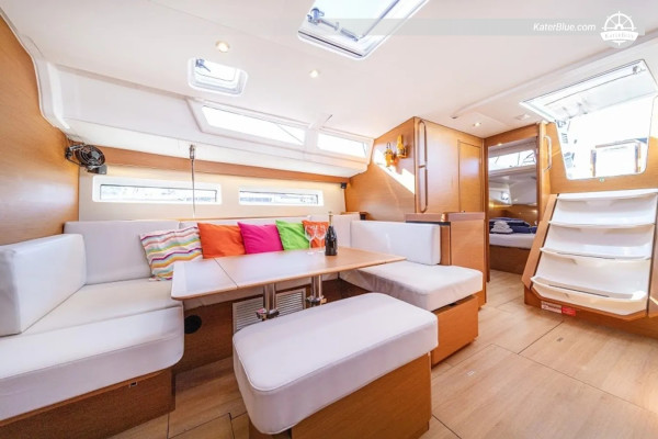 Vela nella Dalmazia Meridionale – Charter a scafo nudo da Marina Kremik a Solta, Vis, Hvar, Pakleni e Brač