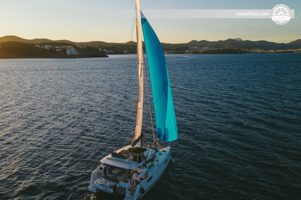 Noleggio barca senza equipaggio per 7 giorni da Atene a Kea, Mykonos, Syros e Kythnos.