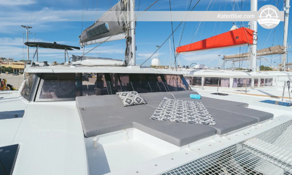 Charter di 7 giorni a scafo nudo da Atene a Milos, Kimolos, Sifnos, Serifos, Kythnos e Kea