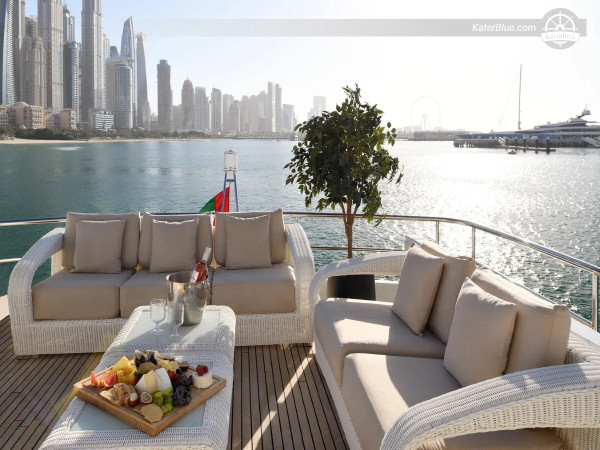 8hodinová plavba luxusní jachtou s moderním panoramatem Dubaje a vodním kanálem z dubajského přístavu s výhledem na Burdž Chalífa, Burdž al-Arab a Business Bay