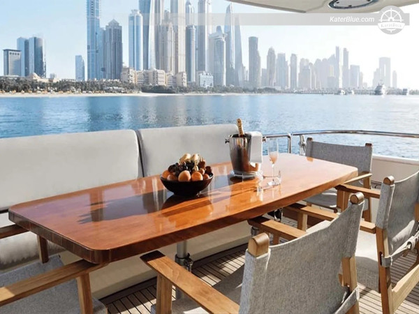 8hodinová plavba luxusní jachtou s moderním panoramatem Dubaje a vodním kanálem z dubajského přístavu s výhledem na Burdž Chalífa, Burdž al-Arab a Business Bay