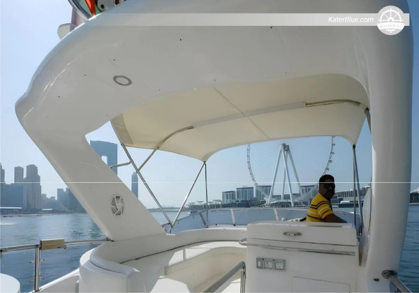 Excursion d'une journée en yacht avec skipper – Vue sur le canal de Dubaï, le Burj Khalifa et le Burj Al Arab, déjeuner à bord.