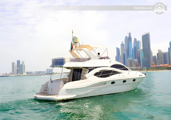 Excursion d'une journée en yacht avec skipper – Vue sur le canal de Dubaï, le Burj Khalifa et le Burj Al Arab, déjeuner à bord.