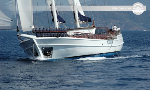 Goélette de 43 m construite sur mesure à vendre (2006) – 5 cabines, deux moteurs Caterpillar, bois lamellé-collé, amarrée à Bodrum