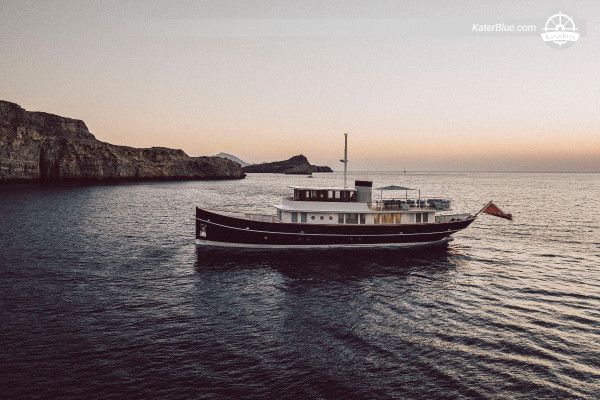 Hoek 1817 2024 for Sale – 32.65m, 5+3 Cabins – Zaandam