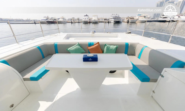Noleggio yacht a Dubai per 4 ore – Tour completo dei principali monumenti con sosta per nuotare