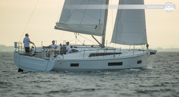 8-tägiges privates Bareboat von Capo d’Orlando – Oceanis 40.1 nach Vulcano, Panarea, Stromboli, Salina und Lipari mit optionaler Crewunterstützung und Verpflegung