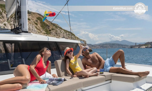 Alquiler de barco privado sin tripulación desde Atenas en el Astrea 42 Maestro: 7 días vía Kea, Kythnos, Serifos, Sifnos y Paros con patrón opcional y extras flexibles.