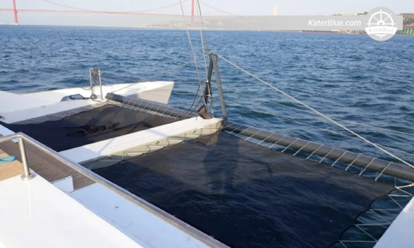 6hodinový pronájem jachty s kapitánem a posádkou z Lisabonu do Cascais s grilováním a zastávkami na koupání