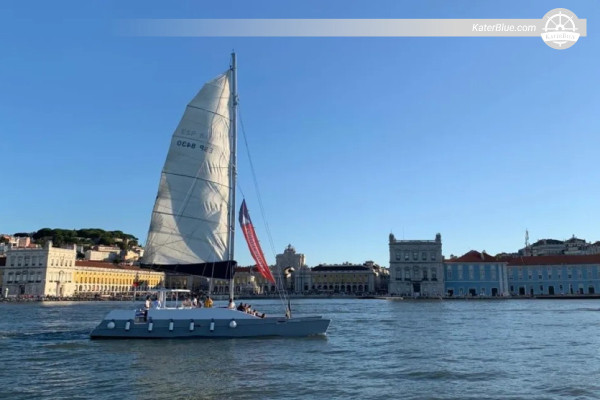 5hodinový pronájem jachty s kapitánem a posádkou z Lisabonu do Oeiras a Carcavelos s grilováním a vodní zábavou