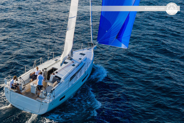 Bareboat Beneteau Oceanis 40.1 - 14-dages Athens Grand Cyclades-rute via Sounio, Kea, Mykonos, Delos, Paros, Ios, Santorini, Folegandros, Kimolos, Sifnos, Serifos, Kythnos, Poros, Aegina